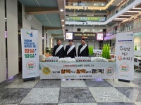 강원농협, 춘천 성수고서 ‘수능 합격 기원 떡 나눔 행사’