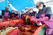 정성으로 버무리는 김장