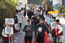 수험생 위한 레드카펫 깔린 죽전고등학교
