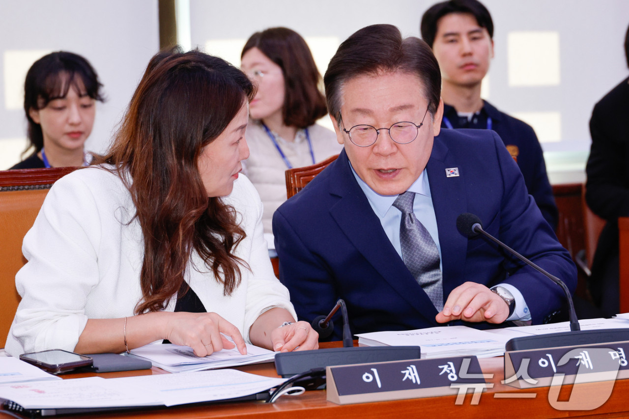 이재명·정성호, 국회서 의견 교환…윤석열 탄핵 주장과 특검 요구안 논의