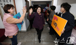 학생들 응원 받는 임태수 할머니