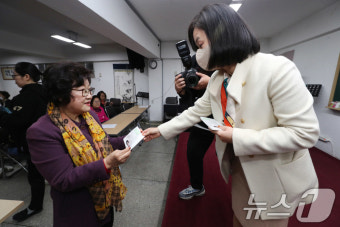 수험표 받는 임태수 할머니