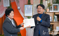 소년이 온다 주인공 동호의 모티브…문재학 열사 어머지 책 기증