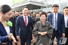 구미 시민들과 인사하는 박근혜