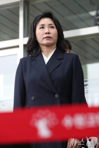 취재진 질문 듣고 있는 김혜경