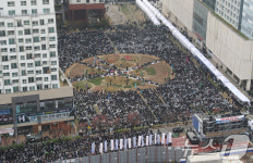 경기도청 앞에서 집회 벌이고 있는 신천지 신도들
