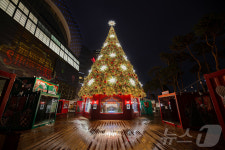 롯데월드타워 월드파크에 설치된 초대형 크리스마스 트리