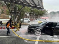휴게소에 세워진 차량서 불…직원들과 군인 가족이 초동 진화