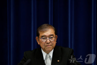 심각한 표정의 이시바 총리