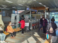 두툼한 옷, 주머니에 손 넣어도 추워…기습 한파에 시민들 덜덜