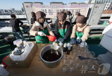 간장 옮겨 담는 주민들