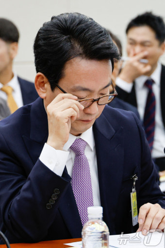 자료 살피는 박장범 KBS 사장 후보자