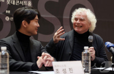 환한 얼굴로 대화하는 사이먼 래틀 경과 조성진