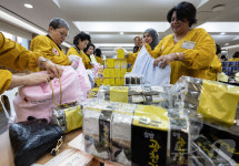 정성스럽게 포장하는 사랑의 선물