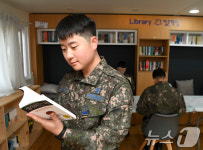 공군·롯데지주, 장병 위한 독서카페 청춘책방 계속 만든다