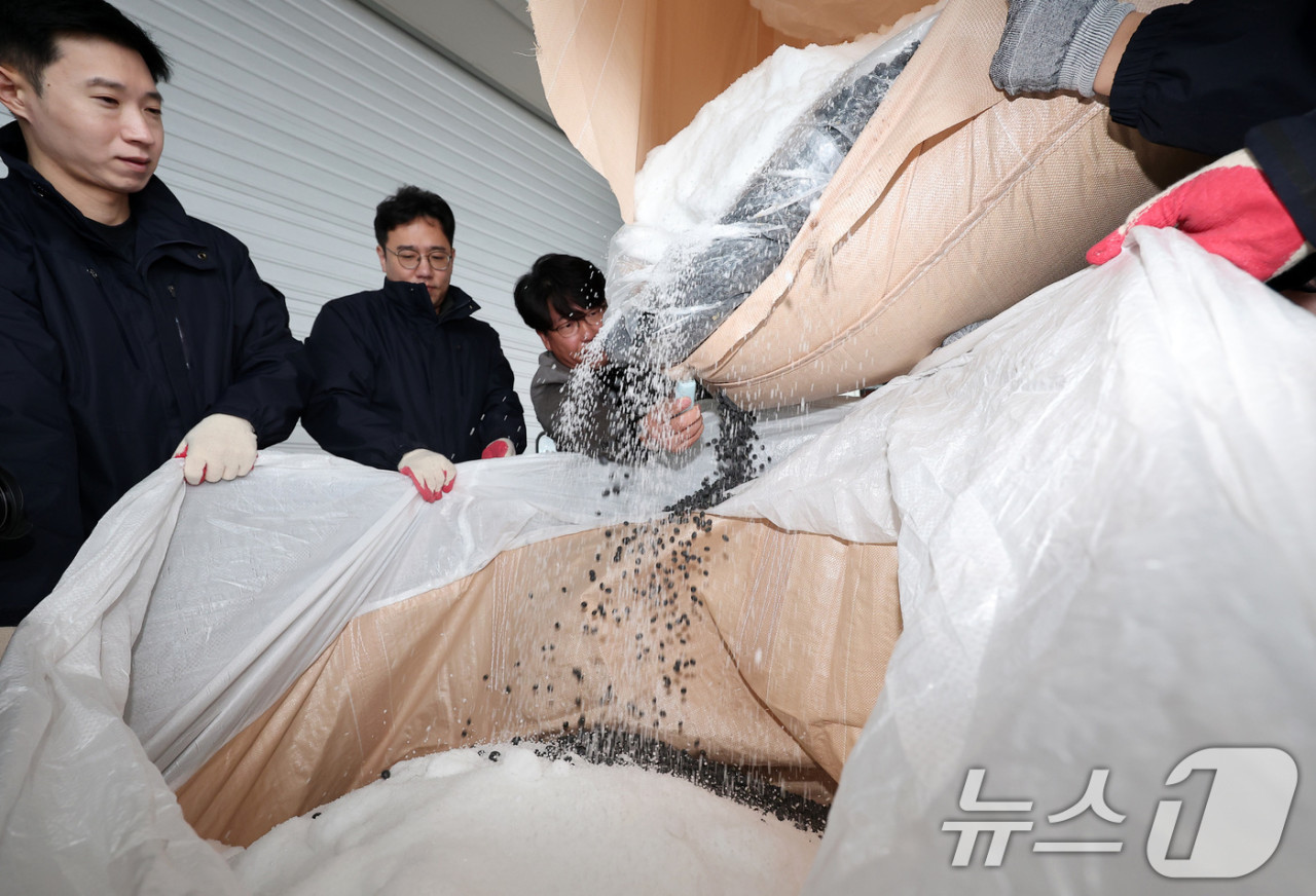 서리태 230톤 요소수 밀수…인천세관, 13명 적발·검찰 송치