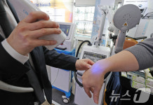 신장분사치료 기기 시연하는 의료기기 업계 관계자