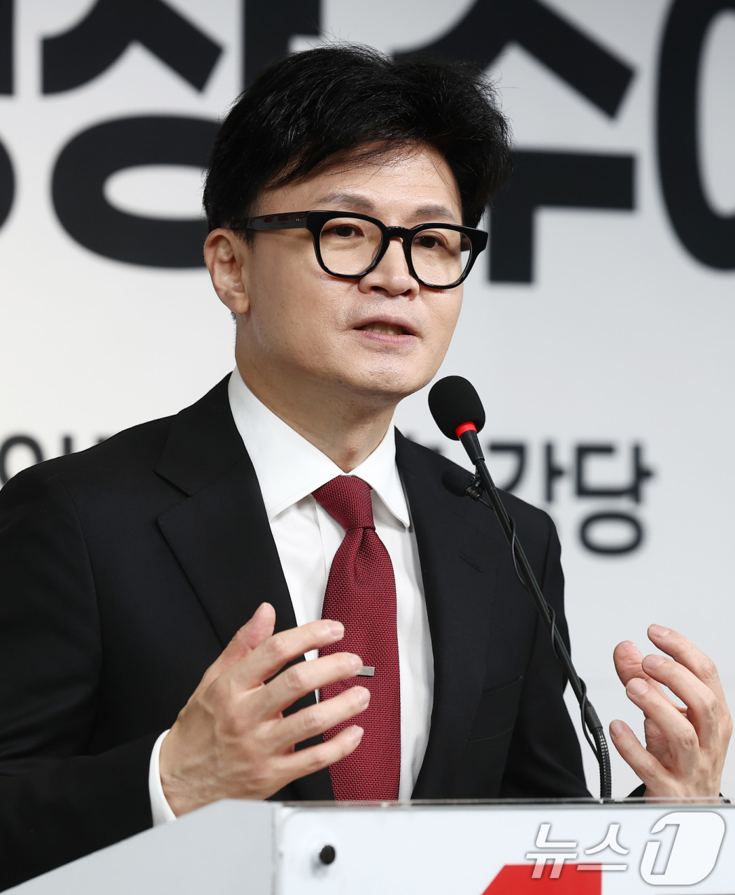 한동훈, 불법 계엄 사과하고 윤석열 출당 촉구…정치권 갈등 고조