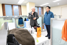 다시서기 종합지원센터 둘러보는 최상목 부총리