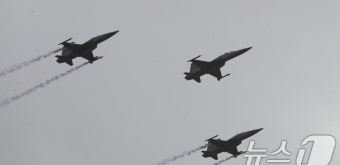 수원공군기지 주둔 70주년 기념 축하 비행하는 F-5 전투기