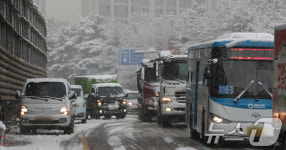 쌓인 눈으로 인해 내리막 길 못내려가는 트럭들