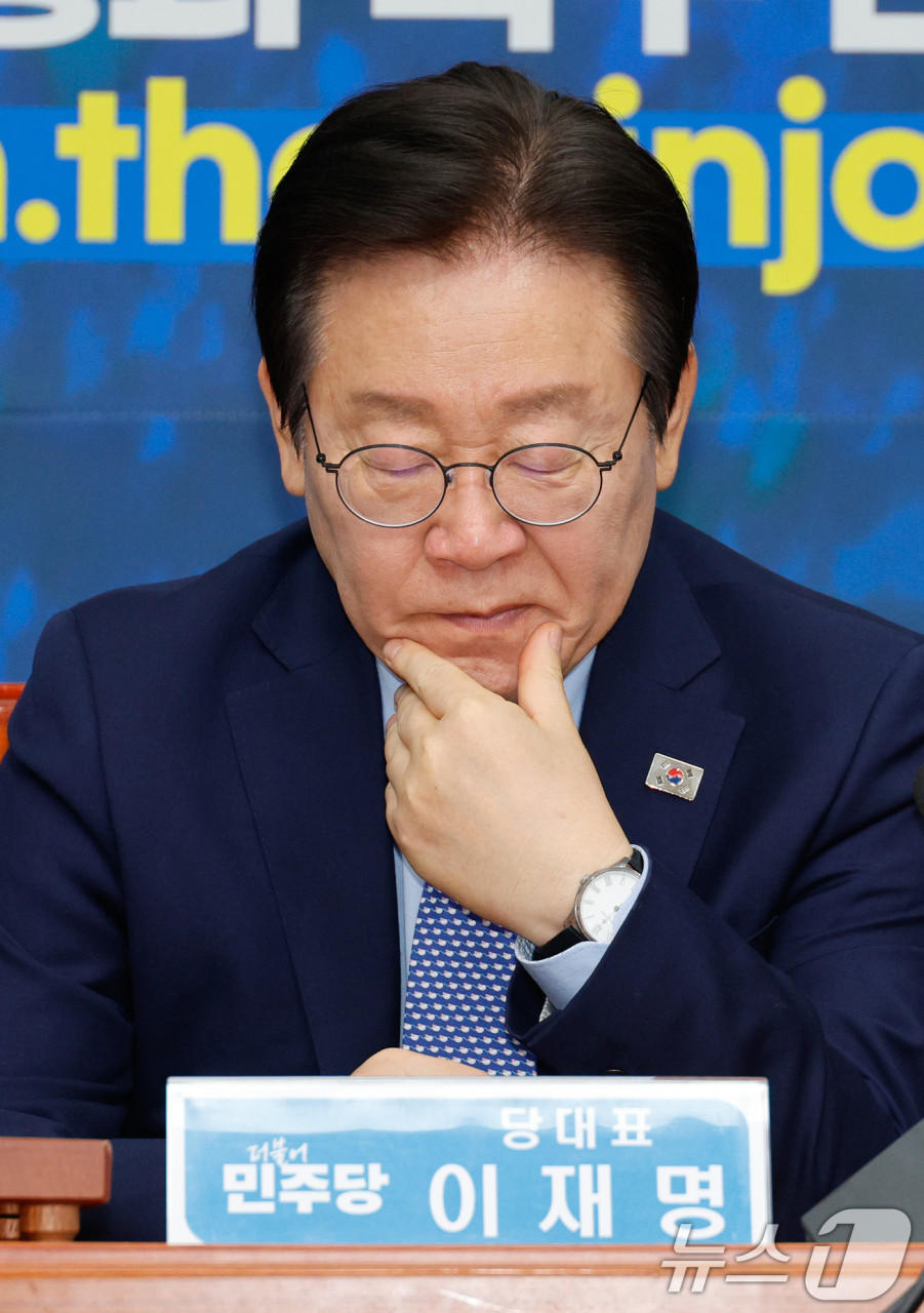 이재명, 무안공항 추락 사고 대응 속 안전 최우선 태도 강조