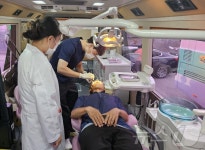 함평 어르신들 행복버스에서 치료 받으세요