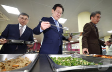 고등학교 급식실 찾은 이재명 대표
