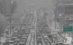 서행하는 차량들