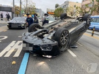 대전 서구서 진로변경하다 차량 전복…운전자 1명 경상