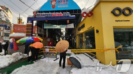 무너진 천장으로 통제되는 의왕도깨비시장