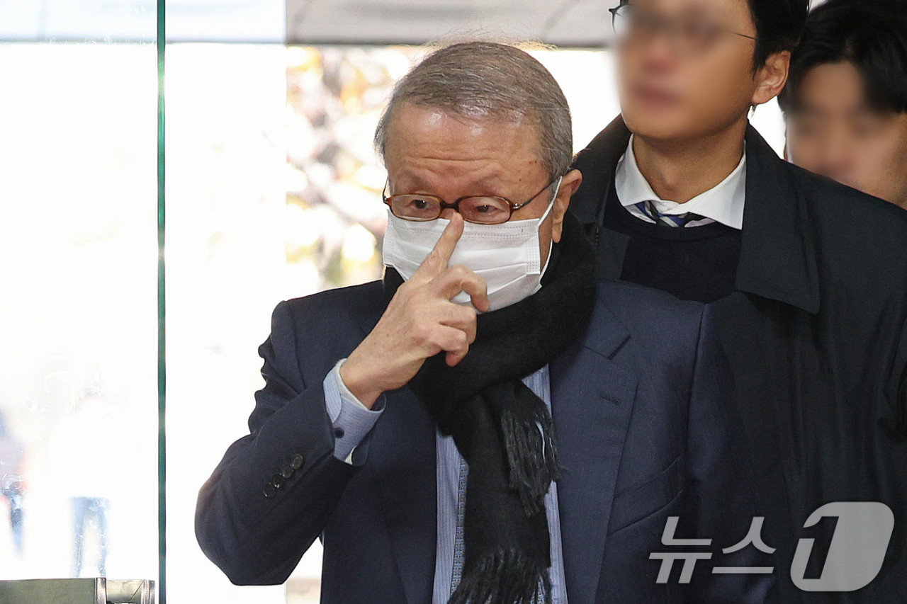 남양유업 전 회장, 200억원대 횡령·배임 혐의로 구속 기소