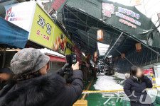 폭설로 무너진 시장 지붕