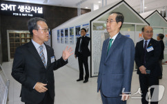 SMT 생산시설 찾은 한덕수 총리