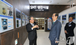 SMT 생산시설 방문한 한덕수 총리