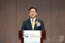 인사말 하는 김병환 위원장