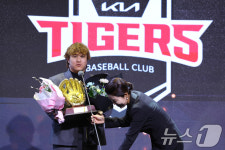 마이크 낮추며 수상 소감 전하는 KIA 김선빈