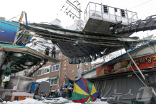 도깨비시장 복구작업 구슬땀 흘리는 근로자들