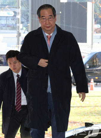 출근하는 한덕수 총리 '비상계엄 해제'