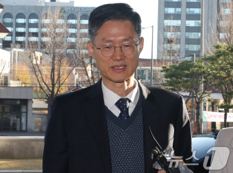 출근하는 문형배 헌법재판소장 권한대행