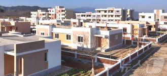 북한 농촌 진흥 새 모습…새 살림집 건설 선전