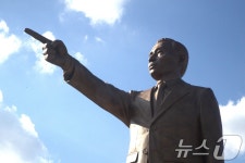 경북도청 앞 쳔년숲 박정희 동상 공개