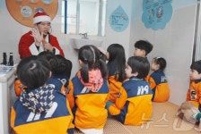 산타 옷 소방관…제주안전체험관 크리스마스 특별행사