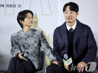 송중기, 이희준을 바라보는 그윽한 눈빛