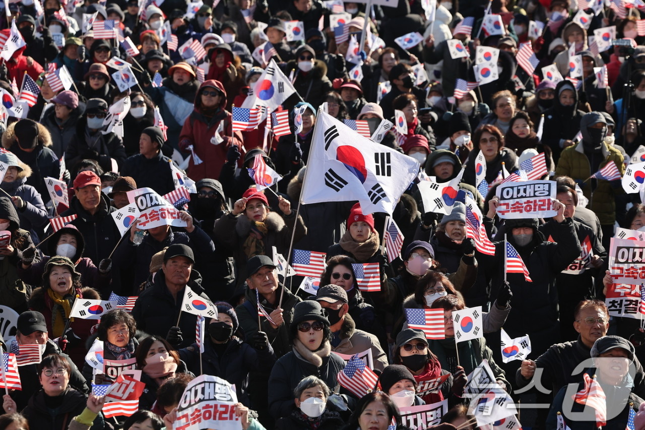 한남동 대통령 관저 인근 윤석열 대통령 탄핵 반대 집회 계속…열정적 대립과 힘결합(Command 계속)