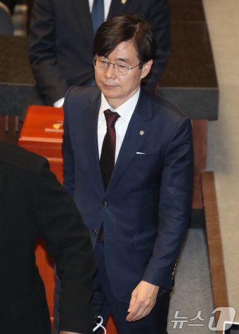 특검법 투표 마친 조경태