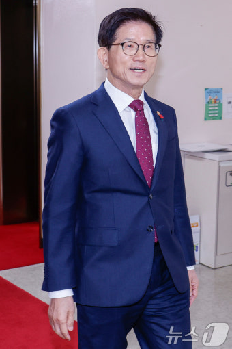 국무위원 간담회 참석하는 김문수 장관