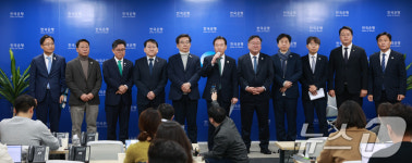 국회 기재위 야3당 의원들, 한국은행 방문