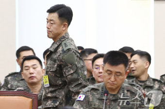 발언대 향하는 문상호 국군정보사령관