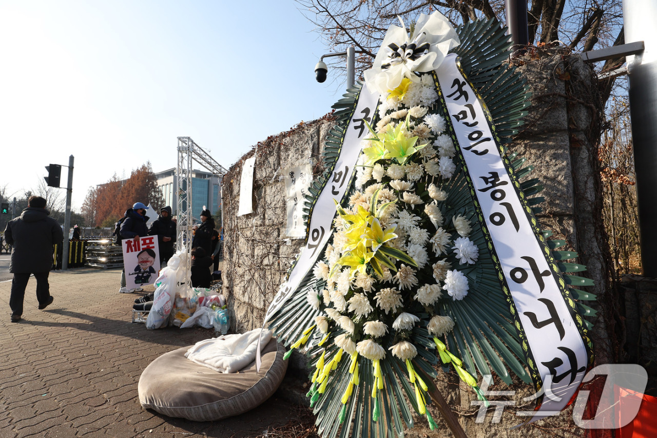 국민의힘 의원들, 근조화환과 흉기로 논란 일으키며 사회적 파장